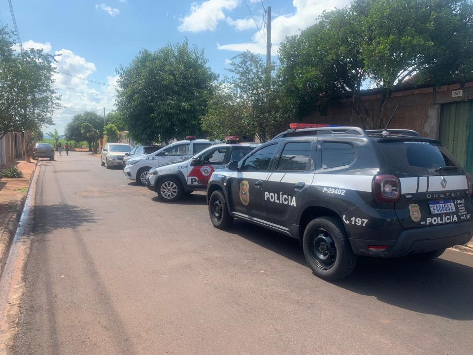 Foto 2 de 5 — Após ação policial, mulher é detida por tráfico de drogas
